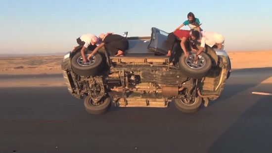 Toyota vừa chạy bằng hai bánh vừa thay lốp